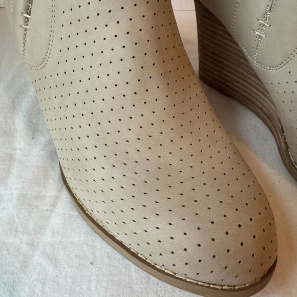New DV by Dolce Vita Gerdy Bootie Beige Women's 9 Perforated Pull On Chelsea - Picture 3 of 7